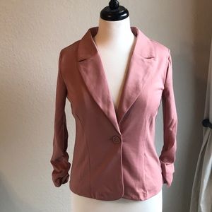 Blazer w/ rouged sleeves 😍😍